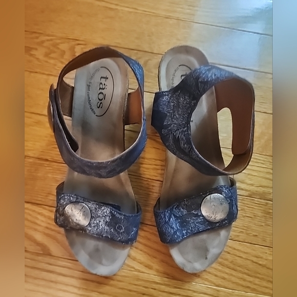 Taos Carousel 2 Wedge Sandals - Picture 2 of 9